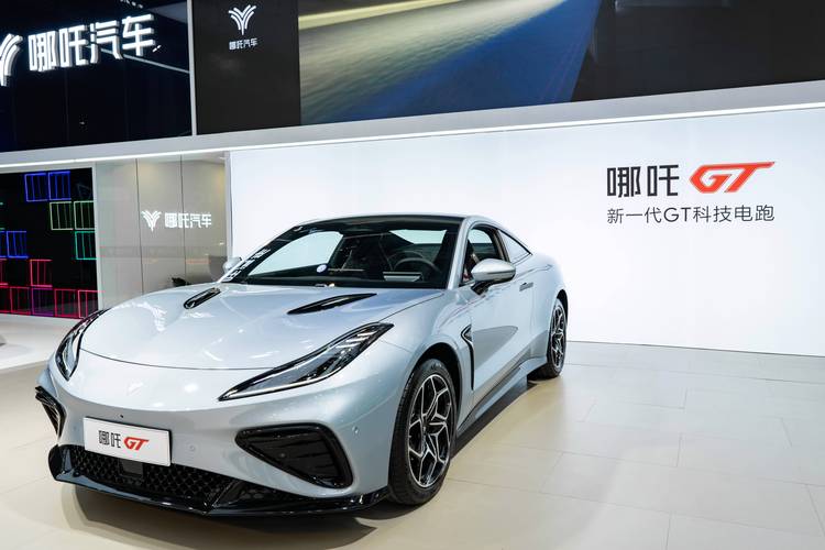 广州302哪吒汽车在智能汽车领域的表现，领途汽车在新能源汽车市场中的影响力